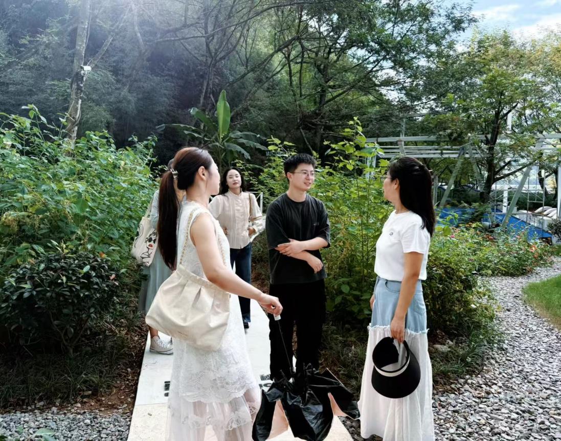 實(shí)地研學(xué)促提升 謀劃發(fā)展啟新程—昱城文旅公司黨支部開展“循‘雙村’賦能跡，謀文旅發(fā)展篇”主題黨日活動(dòng)